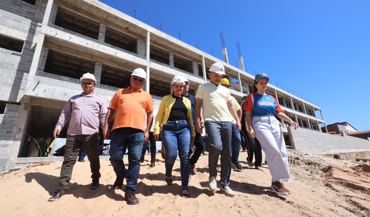 grupo de pessoas anda no canteiro de obras